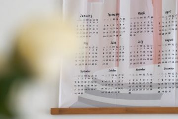 kalender ditempel di dinding